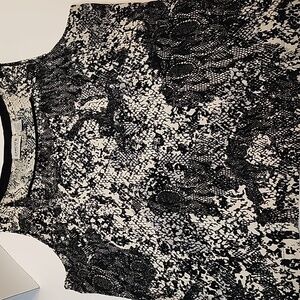 CHICOS REPTILE PRINT STRETCH TANK TOP W/ SQUARED NECKLINE